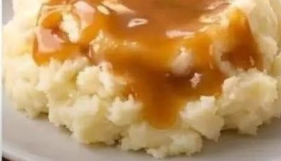 “The Perfect Gravy Balance: How Much Is Too Much?”