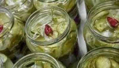 Homemade Refrigerator Pickles (Crunchy Cucumber Pickles)
